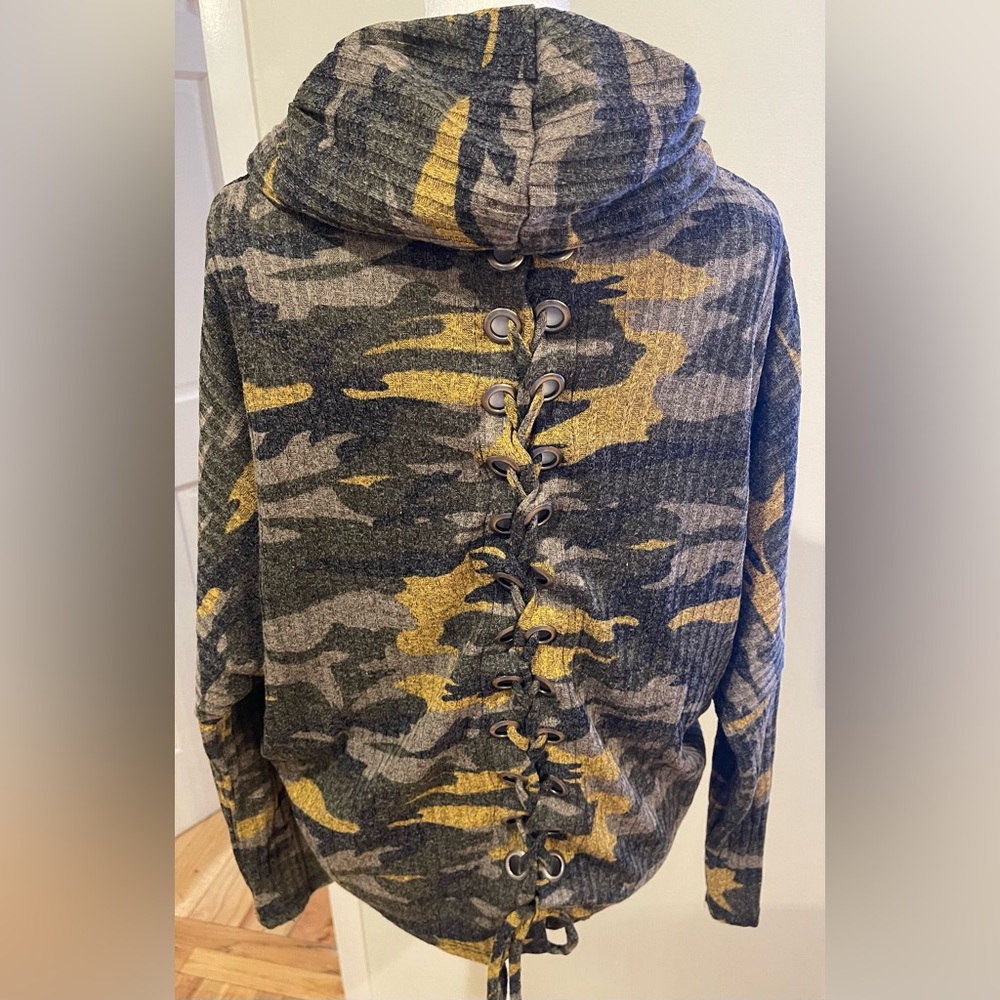 Green Camo Print, Cowl Neck Lace Up Back Top Size Medium Made In USA - Picture 3 of 6